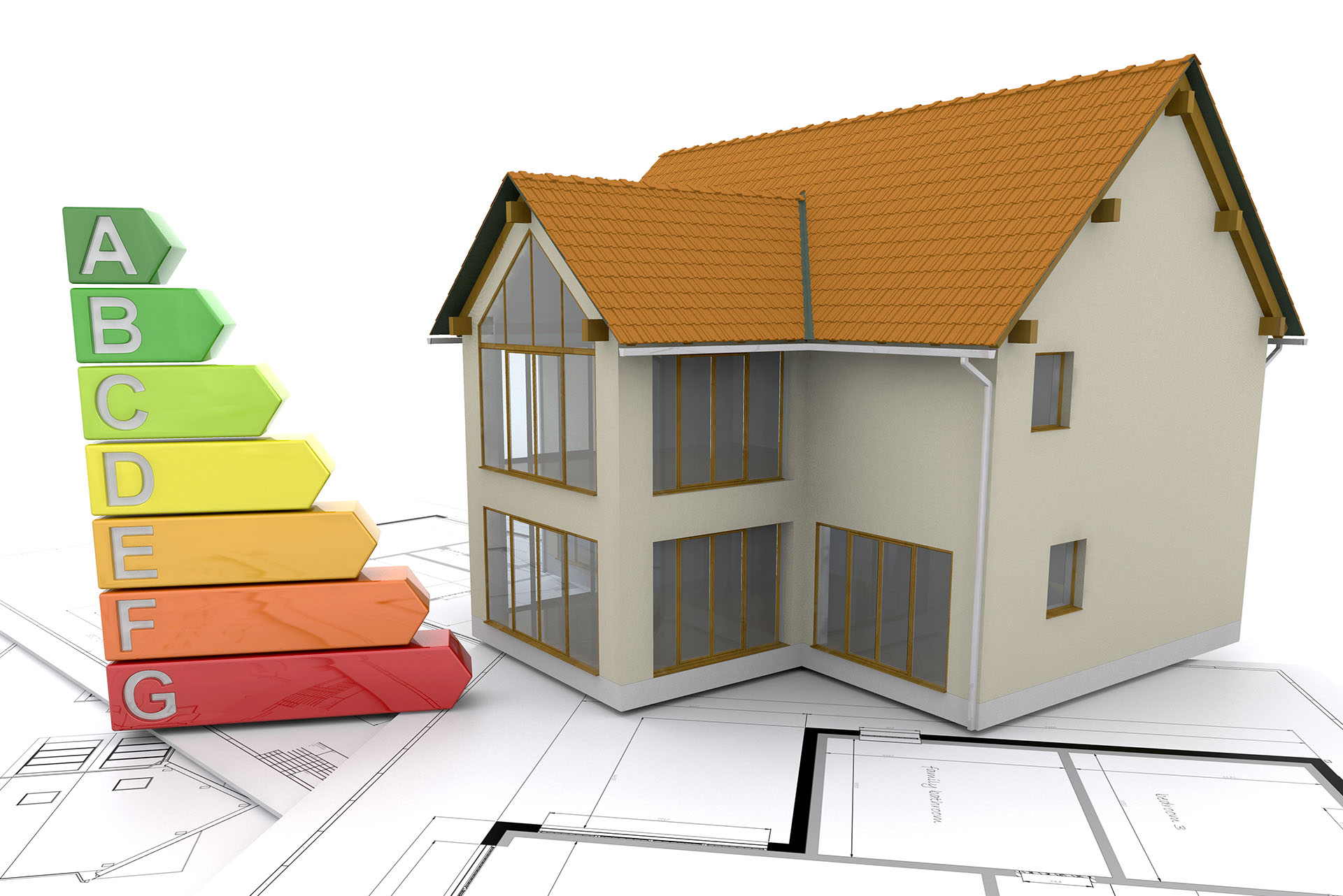 Auf Bauplänen steht ein 3D-Modell eines modernen Hauses mit orangefarbenem Dach, neben einer bunten Energieeffizienz-Bewertungstabelle mit den Bezeichnungen A (grün, am effizientesten) bis G (rot, am wenigsten effizient).